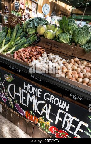 Borough Market Gemüse rustikal natürlich angebautes Gemüse Stall. Ein britischer „chemikalienfreier“ Bio-Bauernhof produziert LAUCH, SCHALOTTEN, KNOBLAUCHKOHL Stockfoto