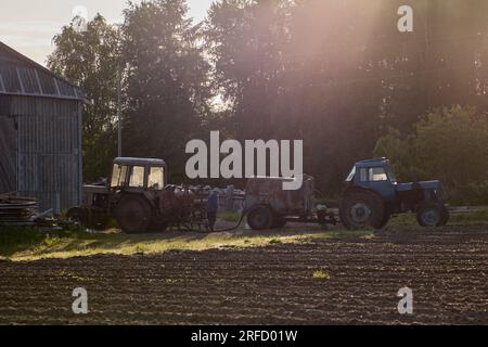 Der Landwirt bereitet Landwirtschaftstraktoren auf Rädern für das Spritzen von Chemikalien auf das Erntegut vor. Stockfoto