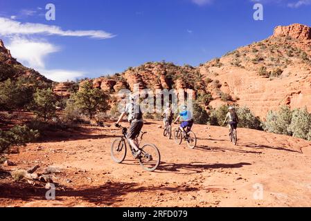 Eine Gruppe Mountainbiker genießt die felsigen Pfade im Red Rock State Park in der Nähe von Sedona in Arizona, USA Stockfoto