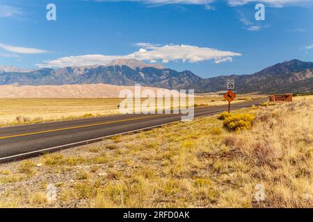 Great Sand Dunes National Park in Colorado mit den Sangre de Cristo Mountains hinter den Sanddünen. Die höchsten Sanddünen in Nordamerika. Stockfoto