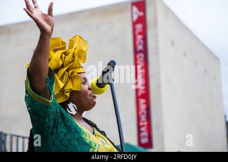 Brixton, Großbritannien. 01. Aug. 2023. Esther Stanford-Xoxei, ein international anerkannter Reparationist, spricht während des Emanzipationstages vor dem Schwarzen Kulturarchiv am Windrush Square. Der Tag der Emanzipation ist der Jahrestag des Gesetzes zur Abschaffung der Sklaverei von 1833. Kredit: SOPA Images Limited/Alamy Live News Stockfoto