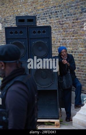 Brixton, Großbritannien. 01. Aug. 2023. Ein Mann, der während des Emanzipationstages am Windrush Square neben lauten Lautsprechern stand. Der Tag der Emanzipation ist der Jahrestag des Gesetzes zur Abschaffung der Sklaverei von 1833. Kredit: SOPA Images Limited/Alamy Live News Stockfoto