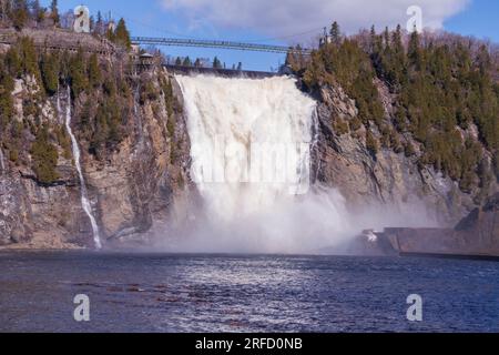 Montmorency Falls - 270 Fuß, 90 Fuß höher als die Niagarafälle - leert sich in die St. Lawrence River ein paar Meilen über Quebec City, Quebec, Kanada Stockfoto