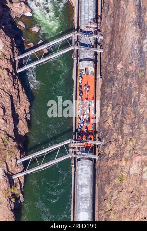 Royal Gorge Route Railroad, eine historische Eisenbahn, von der Royal Gorge Suspension Bridge aus gesehen. Dieser Oldtimer-Zug bietet eine zweistündige Fahrt. Stockfoto