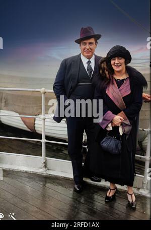 Dieses farbige Foto zeigt den irischen amerikanischen Tenor-Sänger John McCormack (1884-1945) mit seiner Frau, Sängerin Liley Foley, auf einem Schiff. Es wurde zwischen 1920 und 1925 aufgenommen. Das Original-Schwarzweißfoto ist in der Library of Congress verfügbar. Sie lernte ihren Mann kennen, während beide Mitglieder der katholischen Kirche Berkley Road in Dublin waren. In ihrer Jugend war sie eine bekannte Sopranin. Sie heirateten 1906, als sie 19 war und er 21 war. Sie hat eine Memoiren ihres gemeinsamen Lebens „I hear you calling me“ geschrieben, den Titel eines Liedes, das ihr Mann oft gesungen hat. Sie starb 1971 in Dublin. Stockfoto