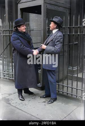 Dieses farbige Foto zeigt den irischen amerikanischen Tenor-Sänger John McCormack (1884-1945) mit einer Wache an der Metropolitan Opera Bühnentür, New York City. Zu Lebzeiten war John McCormack bekannt für seine Opern- und Popmusik. Ich habe Hunderte von Aufnahmen gemacht. Seine erfolgreichsten Aufnahmen waren für Victor Talking Machine Company. Er war ihr erfolgreichster Künstler nach Enrico Caruso. Obwohl er die amerikanische Staatsbürgerschaft übernahm, zog er sich nach Irland zurück. In Anerkennung seiner Arbeit für katholische Wohltätigkeitsorganisationen wurde er von Papst Pius Xi zum päpstlichen Ritter ernannt. Er starb 1945 und wurde in Dublin begraben. Stockfoto