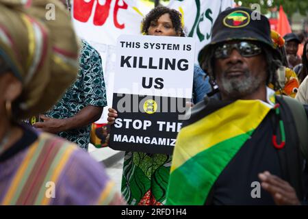 Brixton, Großbritannien. 01. Aug. 2023. Eine Frau hält während des Emanzipationstages ein Plakat. Der Tag der Emanzipation ist der Jahrestag des Gesetzes zur Abschaffung der Sklaverei von 1833. (Foto: Thabo Jaiyesimi/SOPA Images/Sipa USA) Guthaben: SIPA USA/Alamy Live News Stockfoto