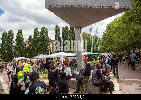 Brixton, Großbritannien. 01. Aug. 2023. Am Tag der Emanzipation versammeln sich Menschen vor dem Schwarzen Kulturarchiv. Der Tag der Emanzipation ist der Jahrestag des Gesetzes zur Abschaffung der Sklaverei von 1833. (Foto: Thabo Jaiyesimi/SOPA Images/Sipa USA) Guthaben: SIPA USA/Alamy Live News Stockfoto