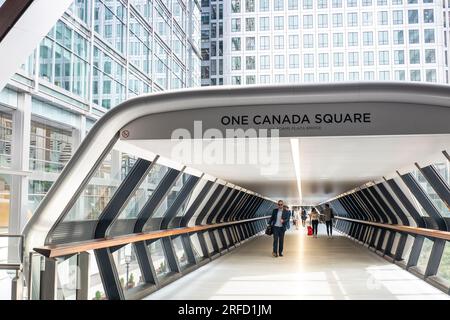 Canary Wharf Büroangestellte, Adams Plaza Bridge vom One Canada Square. Arbeitnehmer, die nach Hause gehen, Ende des Arbeitstages Canary Wharf UK Stockfoto