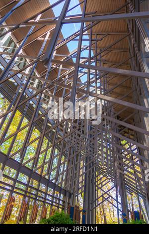 Die Thorncrown Chapel in Eureka Springs, Arkansas, wurde 1980 fertiggestellt und für die Öffentlichkeit geöffnet und ist sowohl ein spirituelles als auch ein architektonisches Wunder. Stockfoto