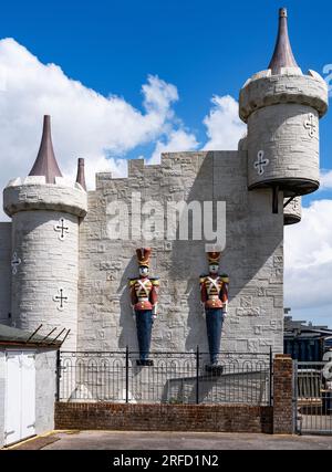 Promenade und Strand in Littlehampton, West Sussex, Großbritannien, im Sommer; mit dem Scheinschloss auf dem Kinderspielplatz Stockfoto