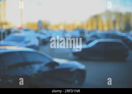 Urbaner Parkplatz am Abend, unscharf Stockfoto