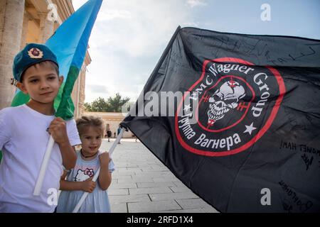 Moskau, Russland. 2. August 2023. Kinder mit Flaggen der PMC Wagner und der russischen Luftwaffe werden im Gorky-Park während der Feiern am russischen Fallschirmjägertag in Moskau, Russland, gesehen. Kredit: Nikolay Vinokurov/Alamy Live News Stockfoto