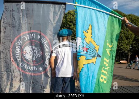 Moskau, Russland. 2. August 2023. Ein Mann hält die Flaggen der PMC Wagner und der russischen Luftwaffe im Gorky-Park während der Feierlichkeiten zum russischen Fallschirmjägertag in Moskau, Russland. Kredit: Nikolay Vinokurov/Alamy Live News Stockfoto