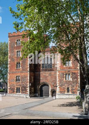 Lambeth Palace London. Mortons Tower. Tudor-Torhaus aus rotem Backstein bildet den Eingang zum Lambeth Palace London UK Stockfoto