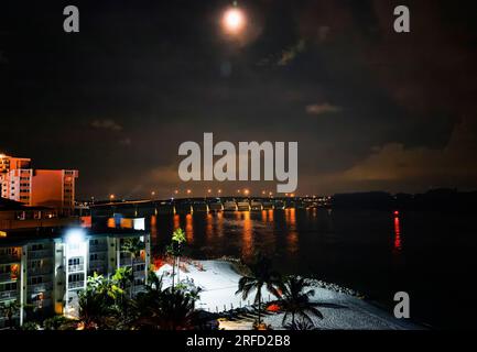 Mondschein über einem Florida Beach Resort Stockfoto