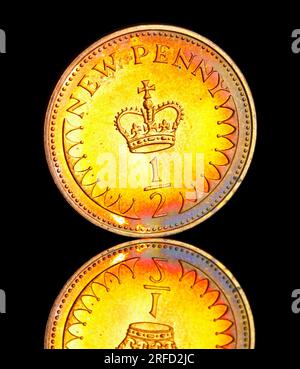 Nahaufnahme der kleinsten Münze Großbritanniens, einer halben Penny, die jetzt dämonetisiert wurde. Stockfoto