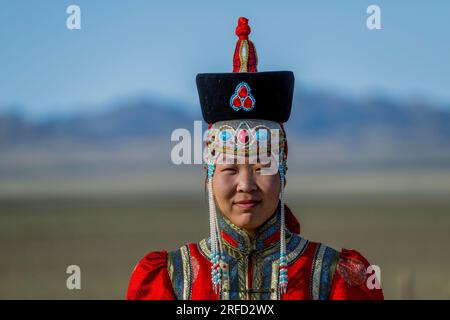 Eine junge mongolische Frau in traditioneller Kleidung in der Gobi Mirage Lodge in der Wüste Gobi, südliche Mongolei. Stockfoto