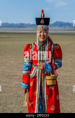 Eine junge mongolische Frau in traditioneller Kleidung in der Gobi Mirage Lodge in der Wüste Gobi, südliche Mongolei. Stockfoto