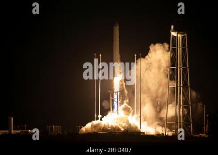 Wallops Island, Vereinigte Staaten von Amerika. 01. August 2023. Die Northrop Grumman Antares-Rakete, die das unbemannte Cygnus-Frachtraum transportiert, startet vom Launch Pad-0A am Mid-Atlantic Regional Spaceport der NASA Wallops Flight Facility, 1. August 2023 auf Wallops Island, Virginia, USA. Das Raumschiff transportiert 8.200 Pfund Vorräte für die Internationale Raumstation. Kredit: Terry Zaperach/NASA/Alamy Live News Stockfoto