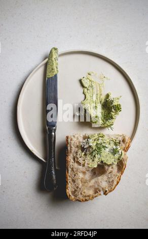 Kräuterbutter auf Sourdough Stockfoto