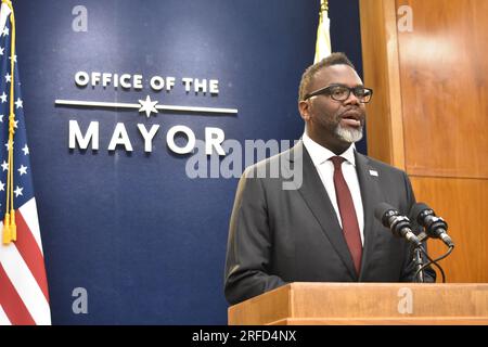 Chicago, Usa. 02. Aug. 2023. Bürgermeister von Chicago Brandon Johnson beantwortet Fragen aus den Medien. Bürgermeister von Chicago Brandon Johnson spricht auf der Pressekonferenz und beantwortet Fragen von Medienvertretern im Rathaus in Chicago. Bürgermeister Brandon Johnson beantwortete Fragen zu Migranten, Waffengewalt am Wochenende und Fragen zur Lebensqualität in Chicago. (Foto: Kyle Mazza/SOPA Images/Sipa USA) Guthaben: SIPA USA/Alamy Live News Stockfoto