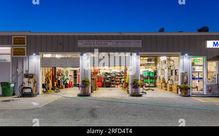 Nachtaufnahme von Marshall und Sons Tankstelle in Montauk, New York Stockfoto