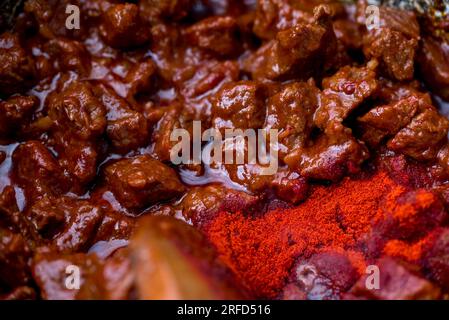 Traditionelles ungarisches Gulasch kocht in einem Kessel. Stockfoto