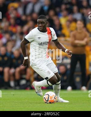 Luton Towns wunderbares Nakamba während des Vorsaison-Freundschaftsspiels im Molineux Stadium, Wolverhampton. Bilddatum: Mittwoch, 2. August 2023. Stockfoto