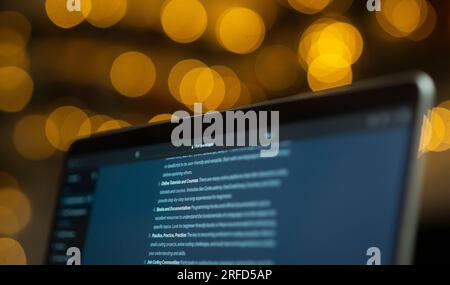 Am 02. August 2023 in Warschau, Polen, wird ein Laptop-Bildschirm angezeigt, auf dem die OpenAI ChatGPT-Website aktiv ist. Stockfoto
