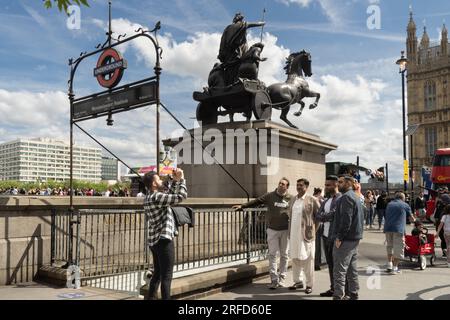 Dramatische Bronzeskulptur der keltischen Königin Boudicca und ihrer Töchter auf einem Pferdewagen Stockfoto