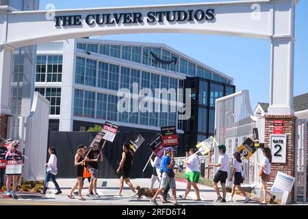 Culver City, Kalifornien, USA. 2. Aug. 2023. Vor den Culver Studios in Culver City gibt es markante Schriftsteller und Schauspieler. Die Verhandlungsführer der Schriftstellergilde von Amerika und der großen Studios werden sich am Freitag treffen, um Verhandlungen zu diskutieren, die ersten Gespräche seit Beginn des Hollywood-Schriftstellerstreiks am 2. Mai. (Kreditbild: © Ringo Chiu/ZUMA Press Wire) NUR REDAKTIONELLE VERWENDUNG! Nicht für den kommerziellen GEBRAUCH! Stockfoto