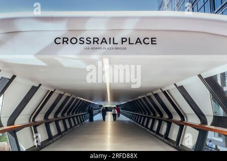 CROSSRAIL PLACE Adams Plaza Bridge vom One Canada Square führt zum Crossrail Place mit Office City Workers. Canary Wharf London E14 Stockfoto