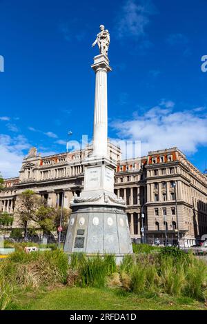 Plaza Lavalle oder Lavalle Square, drei Blocks großer Stadtpark in der Nähe des Teatro Colon in Buenos Aires, Argentinien, mit Gedenkstatue zu Ehren der Nationalhelden Stockfoto