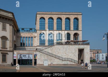 Mailand Italien 19. Juli 2023: Außenansicht des museo del novecento in mailand mit Treppe zum Museum Stockfoto