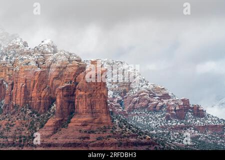 Kaffee-Pot-Felsen, rote Felsformationen, Schnee, in der Nähe von Sedona, Arizona, USA, von Dominique Braud/Dembinsky Photo Assoc Stockfoto