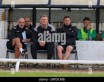 New Grosvenor Stadium, Lambeg, Nordirland, Vereinigtes Königreich. 18. Juli 2023. Fussballfreundlich vor der Saison – Distillery V Cliftonville. Cliftonville Management Team (L-R) Gerard Lyttle, Jim Magilton (Zentrum) und Ricky McCann. Torhüter Rob Murdie (hinten links) Stockfoto