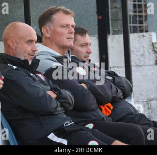 New Grosvenor Stadium, Lambeg, Nordirland, Vereinigtes Königreich. 18. Juli 2023. Fussballfreundlich vor der Saison – Distillery V Cliftonville. Cliftonville Management Team (L-R) Gerard Lyttle, Jim Magilton (Zentrum) und Ricky McCann. Stockfoto