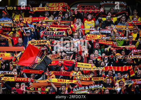 Linse, Frankreich. 02. Aug. 2023. Fans von Lens während des saisonfreundlichen Fußballspiels zwischen RC Lens und dem Turin FC am 2. August 2023 im Bollaert-Delelis-Stadion in Lens, Frankreich – Photo Matthieu Mirville/DPPI Credit: DPPI Media/Alamy Live News Stockfoto