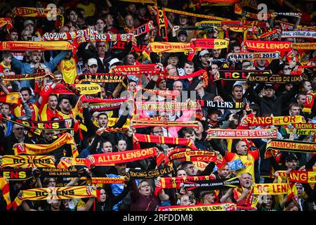 Linse, Frankreich. 02. Aug. 2023. Fans von Lens während des saisonfreundlichen Fußballspiels zwischen RC Lens und dem Turin FC am 2. August 2023 im Bollaert-Delelis-Stadion in Lens, Frankreich – Photo Matthieu Mirville/DPPI Credit: DPPI Media/Alamy Live News Stockfoto