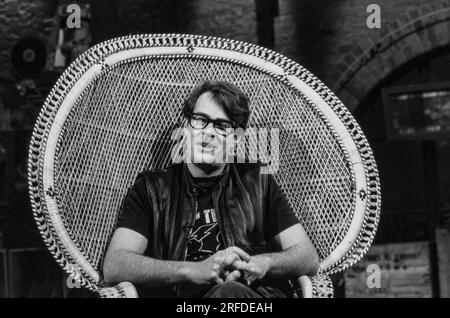 Kommedian/Schauspieler Dan Aykroyd auf MusicTelevision - MTV - spielt 1982. Bernard Gotfryd Foto. Daniel Edward Aykroyd ist ein kanadischer Schauspieler, Komiker, Drehbuchautor, Produzent und Musiker. Aykroyd war Autor und ursprüngliches Mitglied der „Not Ready for Prime Time Players“-Besetzung der NBC-Sketch-Comedy-Serie Saturday Night Live von ihrer Gründung im Jahr 1975 bis zu seiner Abreise im Jahr 1979. Während seiner Amtszeit bei SNL erschien er in einer wiederkehrenden Reihe von Skizzen, insbesondere zu den Coneheads und den Blues Brothers. Stockfoto