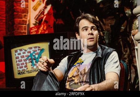 Kommedian/Schauspieler Dan Aykroyd auf MusicTelevision - MTV - spielt 1982. Bernard Gotfryd Foto. Daniel Edward Aykroyd ist ein kanadischer Schauspieler, Komiker, Drehbuchautor, Produzent und Musiker. Aykroyd war Autor und ursprüngliches Mitglied der „Not Ready for Prime Time Players“-Besetzung der NBC-Sketch-Comedy-Serie Saturday Night Live von ihrer Gründung im Jahr 1975 bis zu seiner Abreise im Jahr 1979. Während seiner Amtszeit bei SNL erschien er in einer wiederkehrenden Reihe von Skizzen, insbesondere zu den Coneheads und den Blues Brothers. Stockfoto