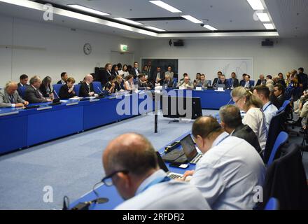 Wien, Österreich. 2. Aug. 2023. Am 2. August 2023 findet in Wien, Österreich, ein Seminar statt. Laut einem gemeinsamen Bericht, der am Mittwoch von einer chinesischen und einer russischen Denkfabrik auf dem Seminar hier veröffentlicht wurde, stellt das AUKUS-Abkommen für Atom-U-Boote ein ernstes Risiko für die regionale und globale Sicherheit dar. Kredit: He Canling/Xinhua/Alamy Live News Stockfoto