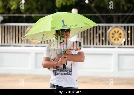 Provinz Samut Prakan, Thailand. 01. Aug. 2023. Thailändische buddhistische Anhänger, die Lotusblüten, Weihrauchstäbchen und Gebete halten, machen einen Spaziergang um Phra Thutangkha Chedi, im Wat Asokaram Tempel am Stadtrand von Bangkok in der Provinz Samut Prakan, Thailand, den Buddha am Asarnha Bucha Day am 01. August 2023. (Foto von Teera Noisakran/Pacific Press) Kredit: Pacific Press Media Production Corp./Alamy Live News Stockfoto