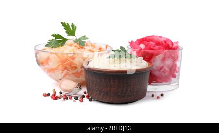 Köstliches Sauerkraut, zubereitet nach verschiedenen Rezepten und Gewürzen auf weißem Hintergrund Stockfoto