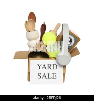 Schild Yard Sale auf Schachtel mit verschiedenen Dingen isoliert auf weiß Stockfoto