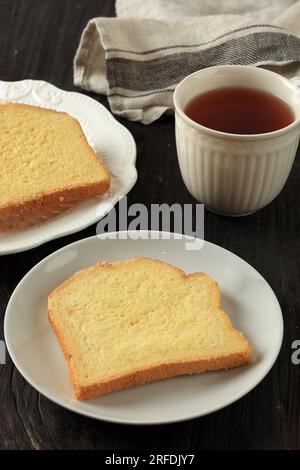 Getrocknetes Weißbrotstück, Bagelen oder Roti Kering. Serviert mit Tee für den Tee Stockfoto