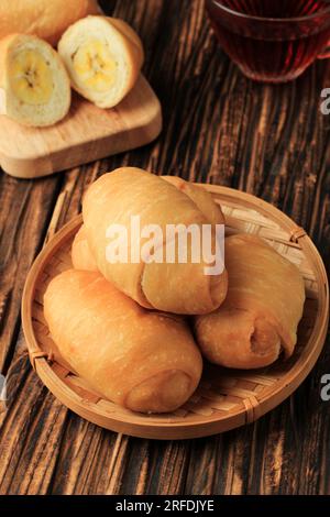 Pisang Molen, Gebratene Bananenpastete. Indonesien Beliebtes Süßes Essen Stockfoto