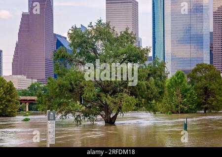 Die Skyline von Houston ist aus dem überfluteten Buffalo Bayou Park nach dem Hurrikan Harvey vom 4. September 2017 in Houston, Texas, zu sehen. Stockfoto