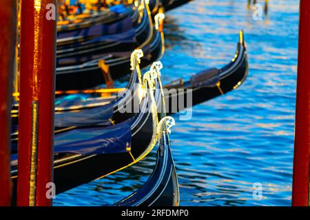 Gondeln in Venedig, Italien. Venedig ist ein beliebtes Reiseziel in Europa. Stockfoto